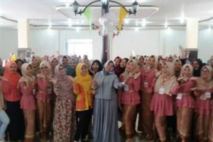 Hj Yoyoh Rukiyah berfoto bersama usai seminar.